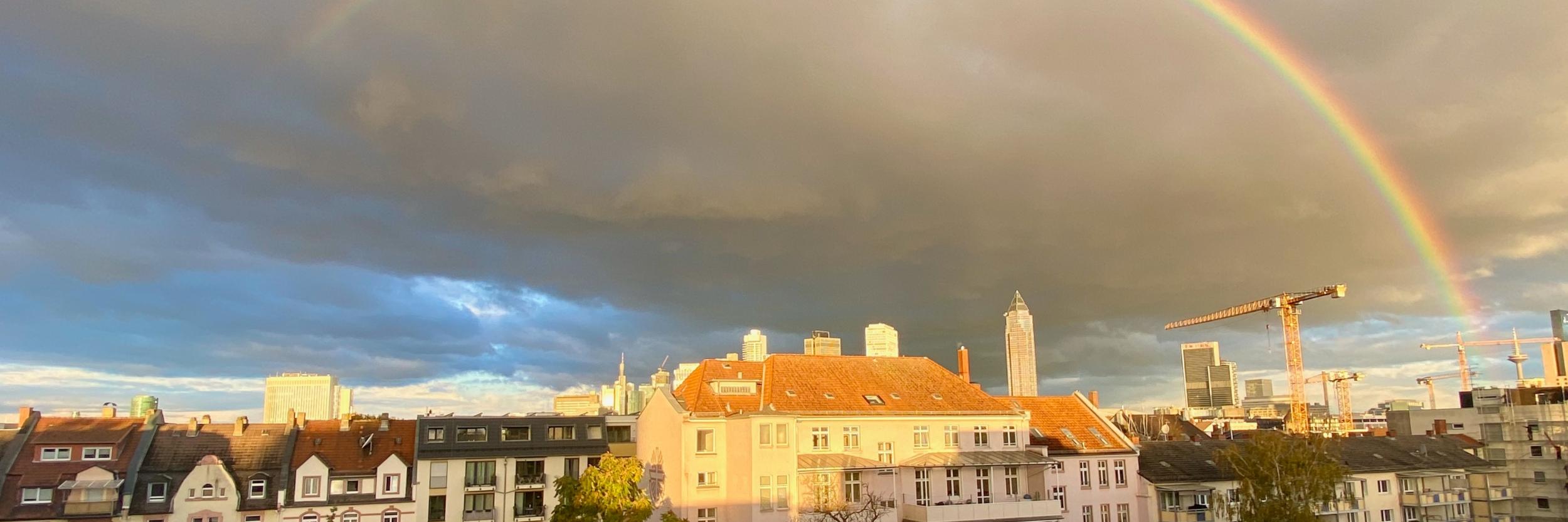 Monikahaus vor einem Regenbogen