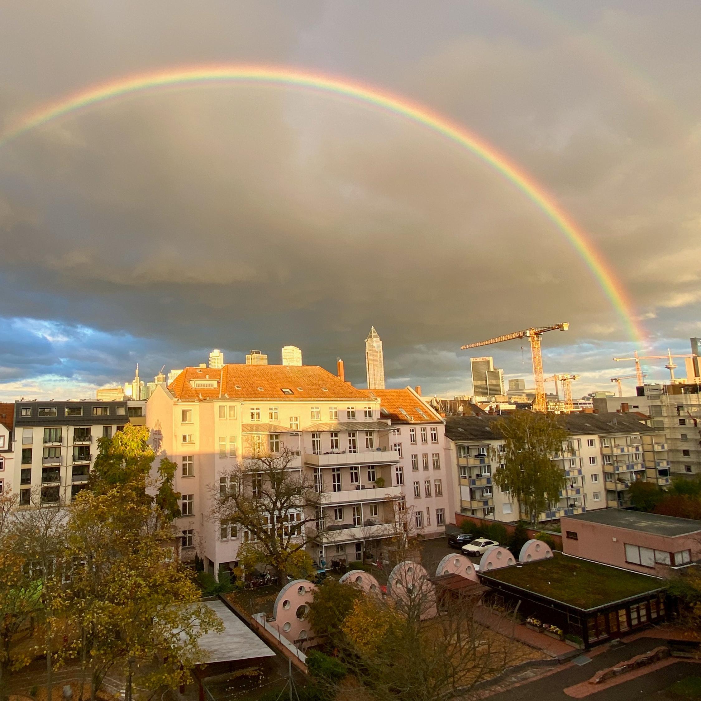 Monikahaus vor einem Regenbogen