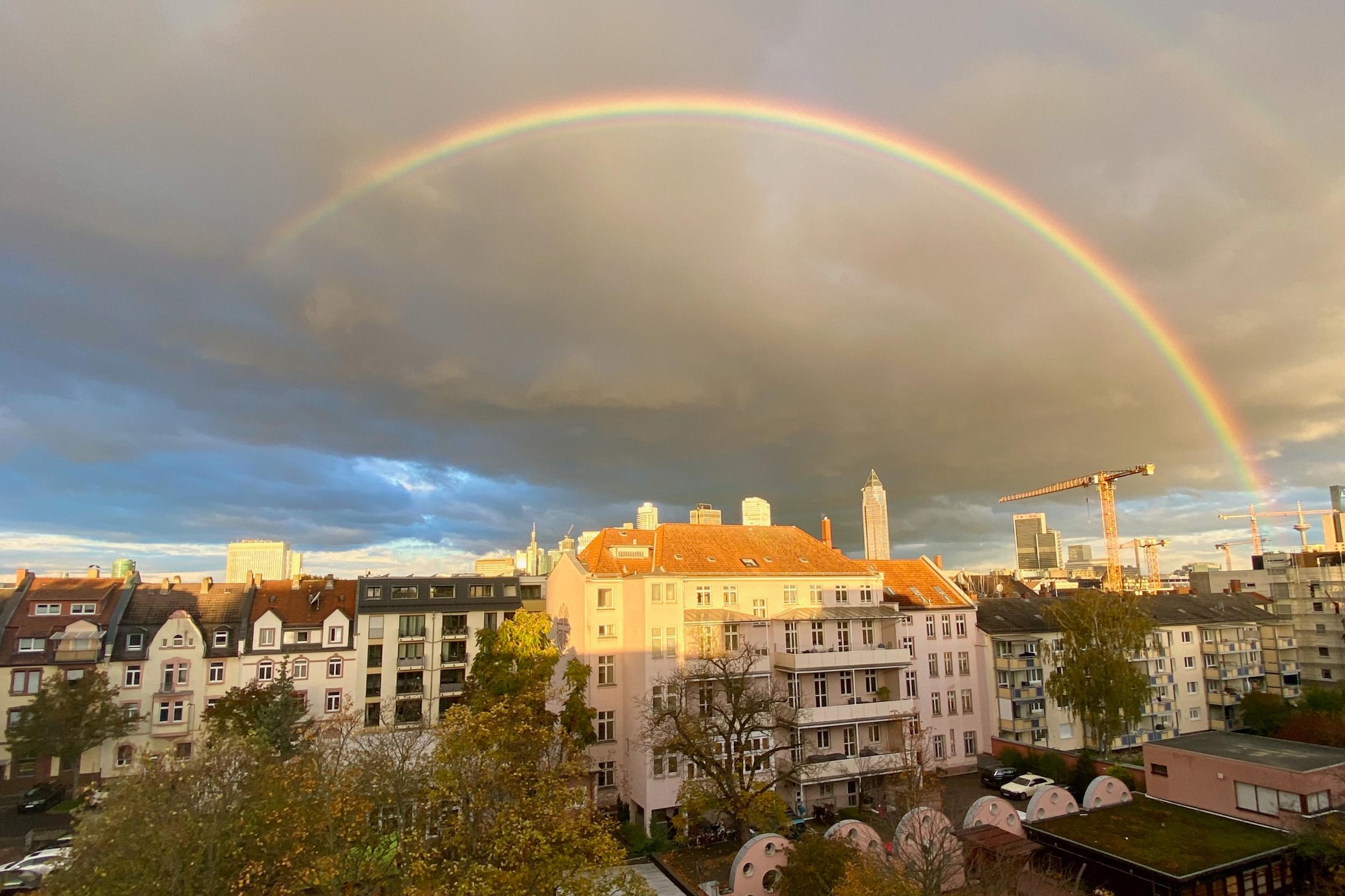 Monikahaus vor einem Regenbogen