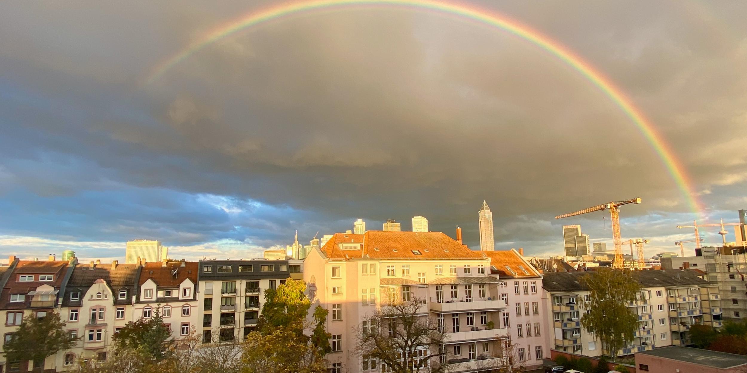 Monikahaus vor einem Regenbogen