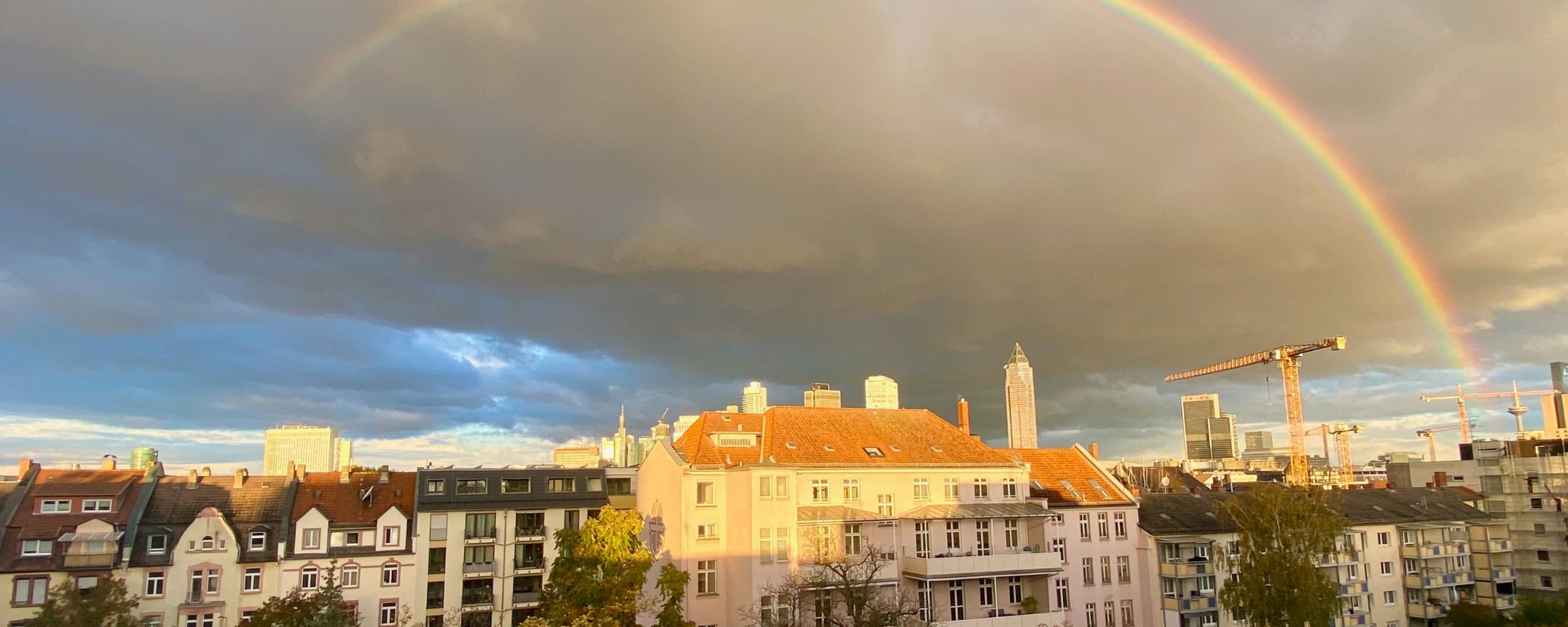 Monikahaus vor einem Regenbogen