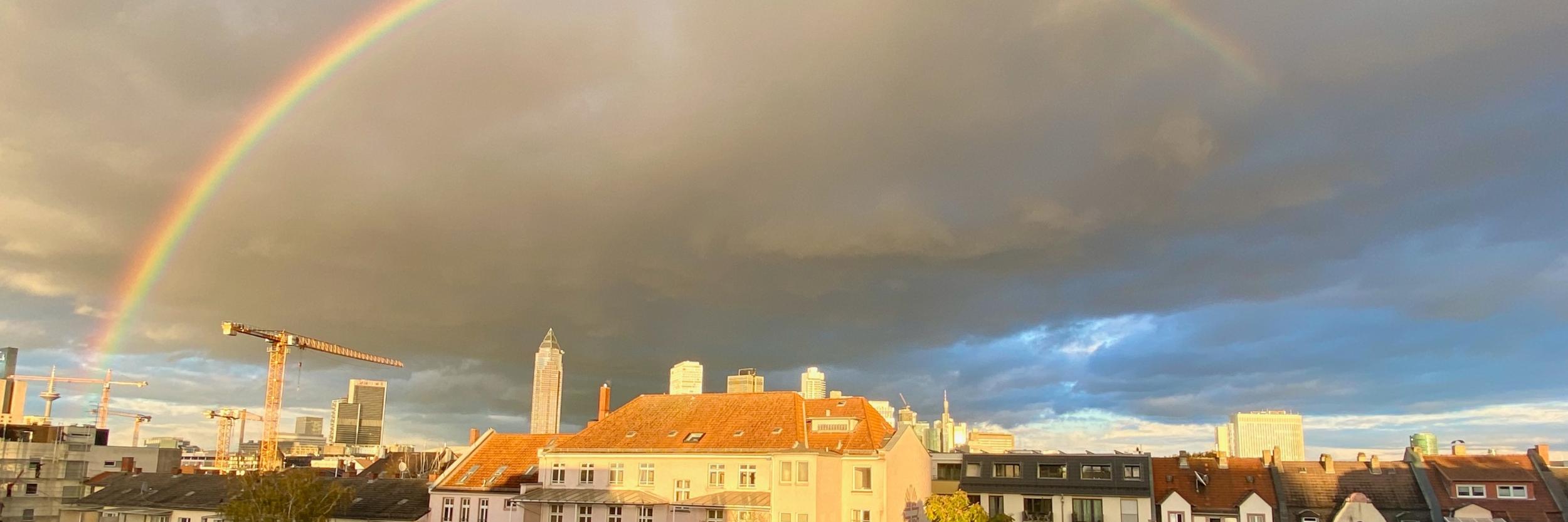 Familienzentrum Monikahaus und ein Regenbogen im Hintergrund