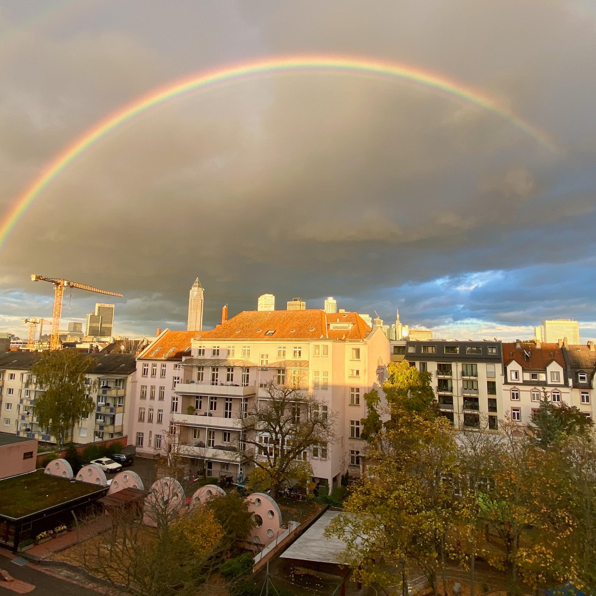 Familienzentrum Monikahaus und ein Regenbogen im Hintergrund