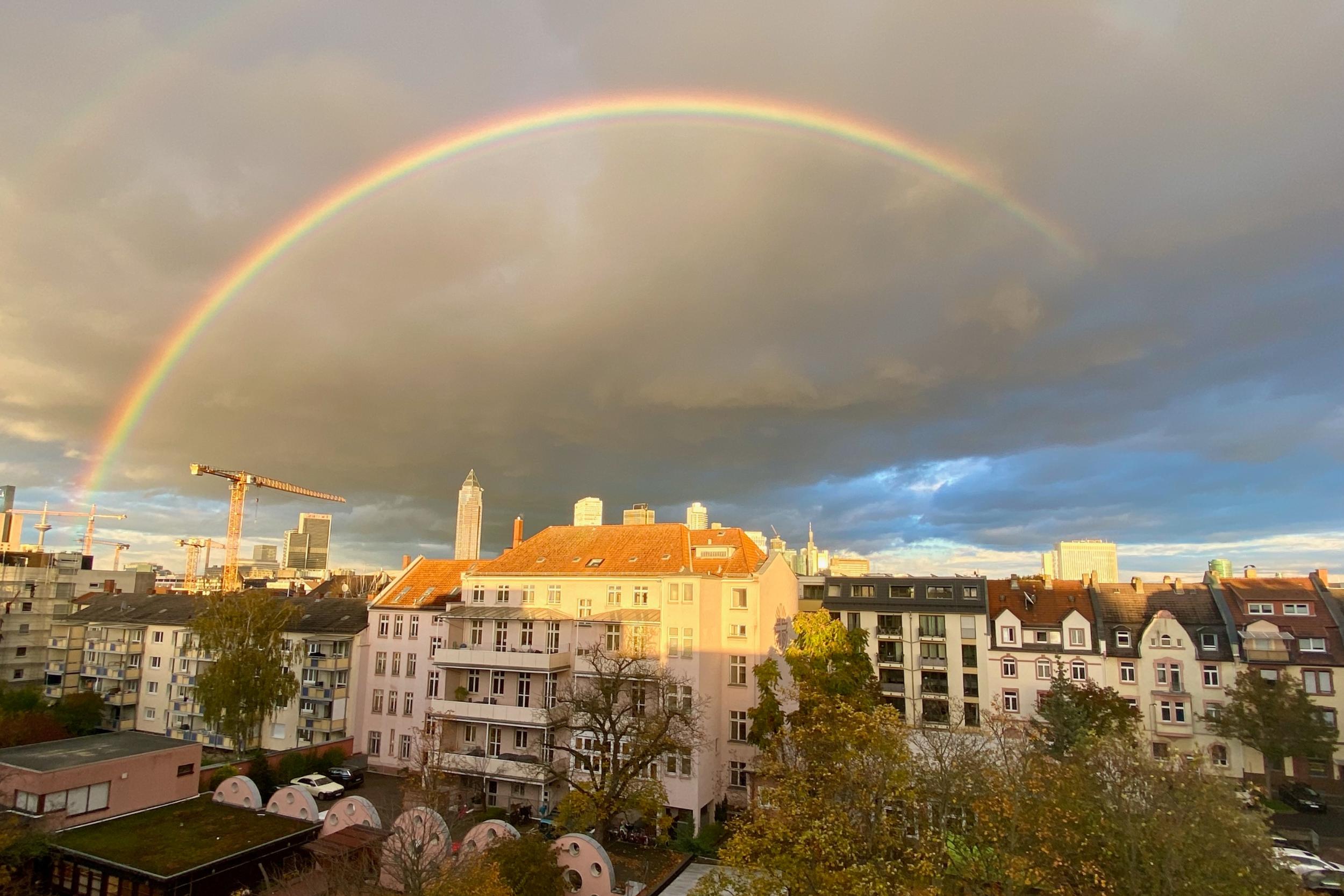 Familienzentrum Monikahaus und ein Regenbogen im Hintergrund