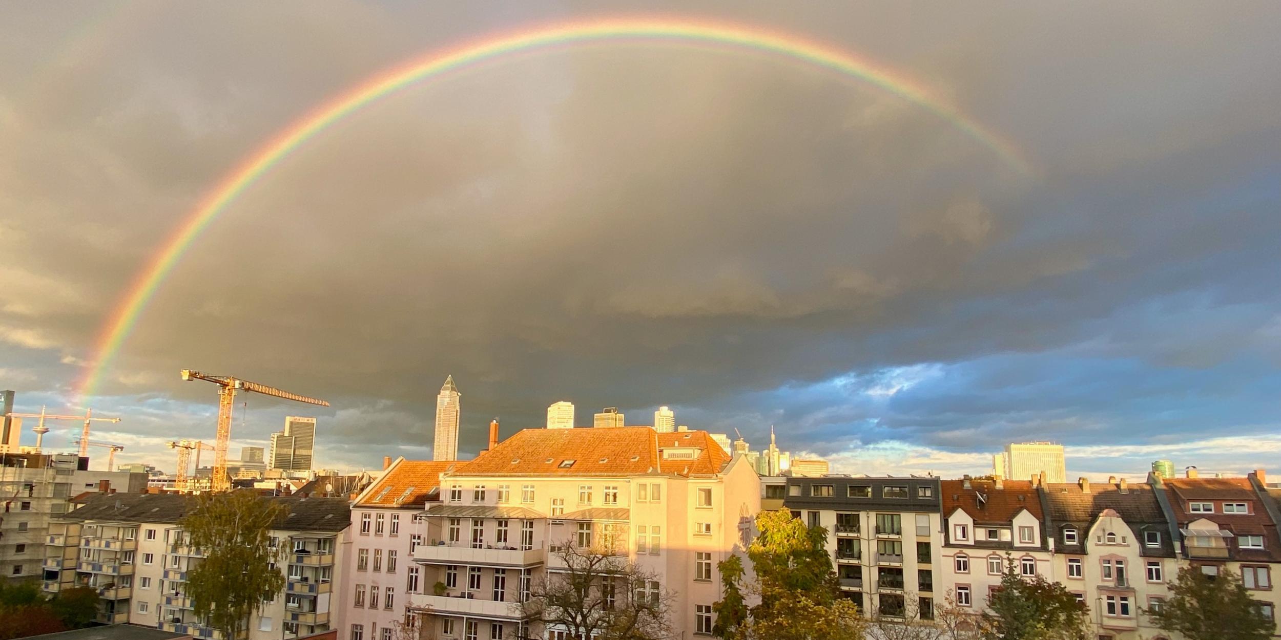 Familienzentrum Monikahaus und ein Regenbogen im Hintergrund