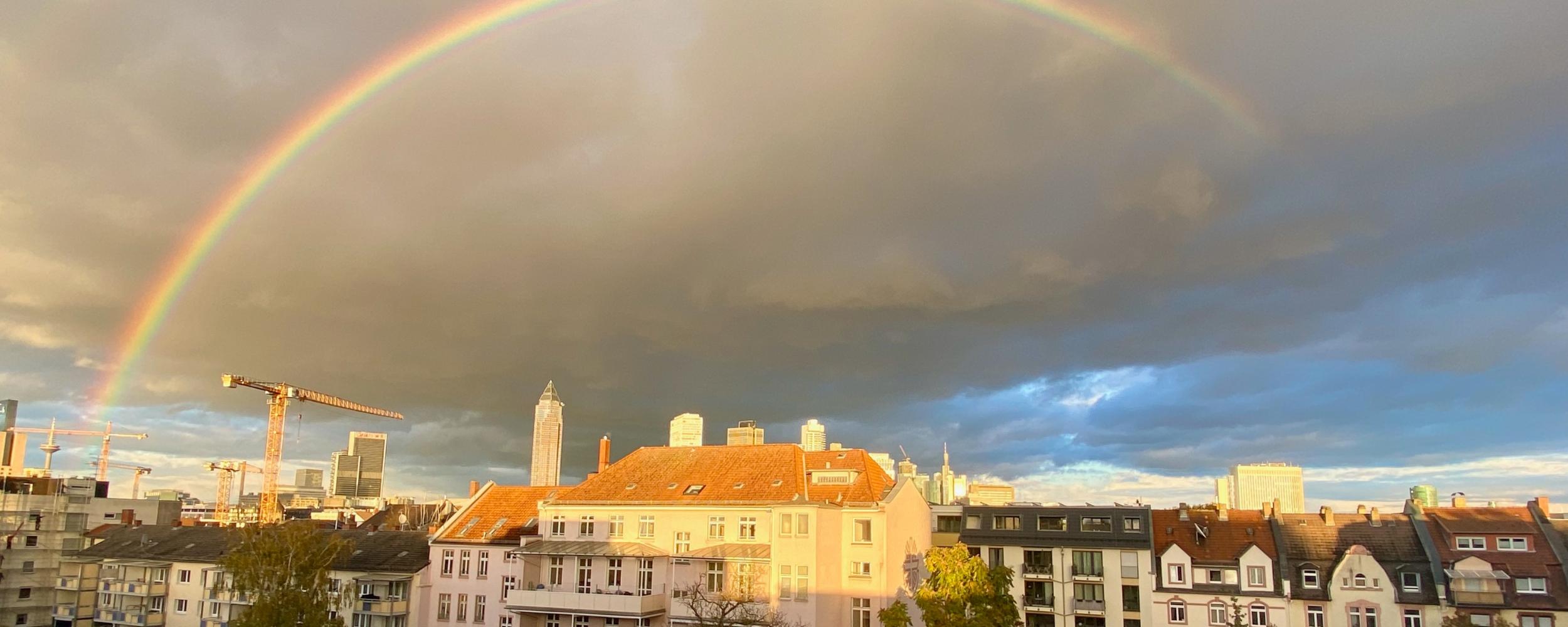 Familienzentrum Monikahaus und ein Regenbogen im Hintergrund